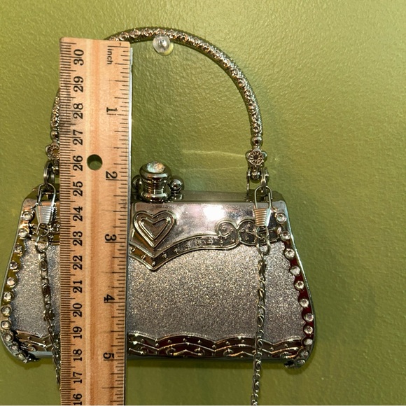Elegant Silver Handbag with Chain Strap - Picture 7 of 10